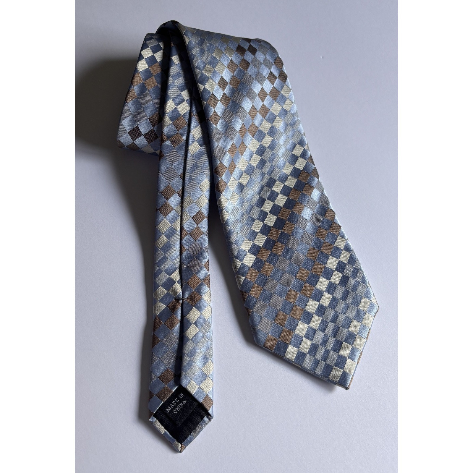 Men's 100% Silk Kenneth Cole Reaction Necktie Blue Gray Diamond Design